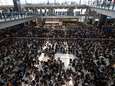 Luchthaven Hongkong schrapt alle vluchten door duizenden betogers in aankomsthal