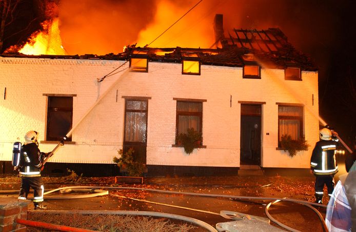 11 december 2004. De brandweer rukt uit naar het huis van Christian Malot en zijn vrouw Andrée in Heikruis. Een ongeluk, lijkt het eerst, maar de wetsdokter ruikt benzine en de slachtoffers hebben steekwonden.