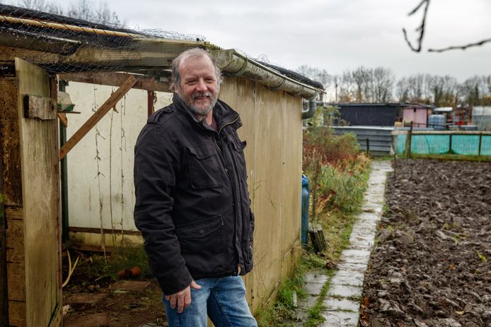 Arno Clarijs in zijn moestuin aan de Schansdijk in Zevenbergen. 'Positief gevoel na gesprek met gemeente.'