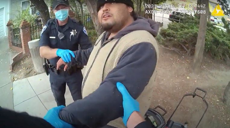 Mario Gonzalez tijdens zijn arrestatie op 19 april, op videobeelden die door de politie werden vrijgegeven. Beeld AP