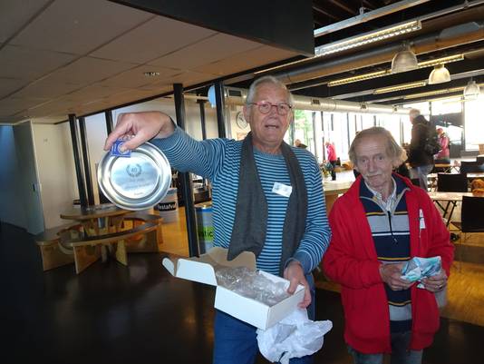 Richard Permentier (links) krijgt herdenkingsbord Flits