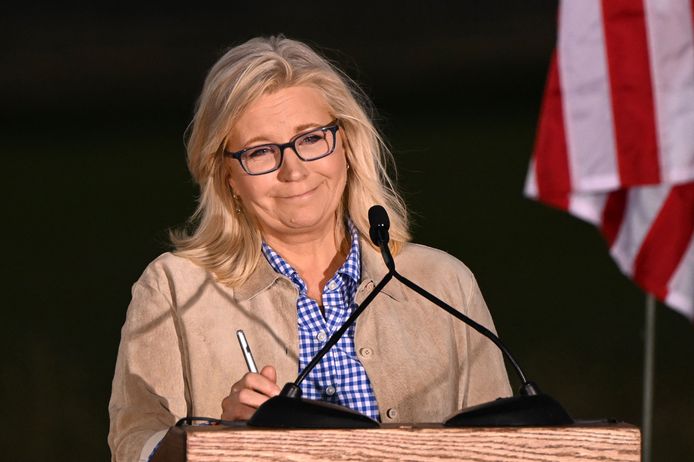 Liz Cheney spreekt haar aanhangers toe.