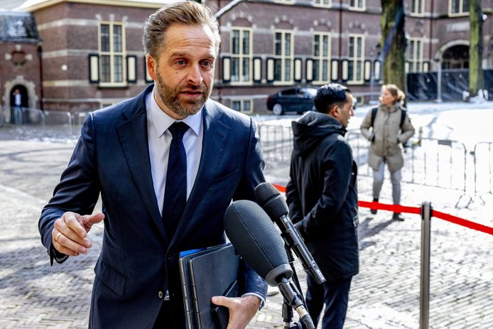 Hugo de Jonge, minister voor Volkshuisvesting en Ruimtelijke Ordening, bij aankomst op het Binnenhof voor de wekelijkse ministerraad.