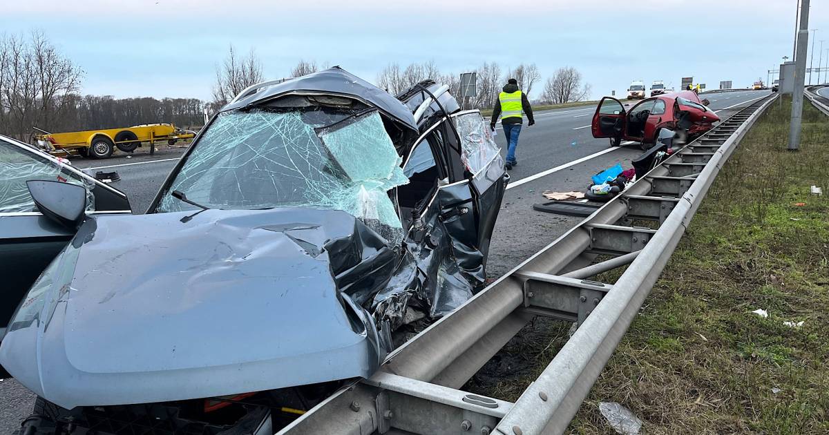 Twee gewonden bij ongeval met pijlwagen op A16, weg urenlang dicht.
