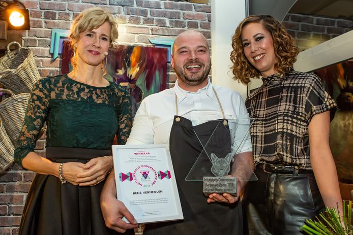 René Vermeulen van restaurant 't Spuihuis, met rechts naast hem zijn vrouw Astrid, ontving de Ondernemersprijs 2019 uit handen van staatssecretaris Mona Keijzer (links) in het pop-up restaurant op het Ravelijn te Bergen op Zoom.