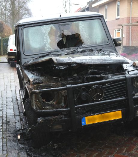 Auto vliegt in brand in Hintham