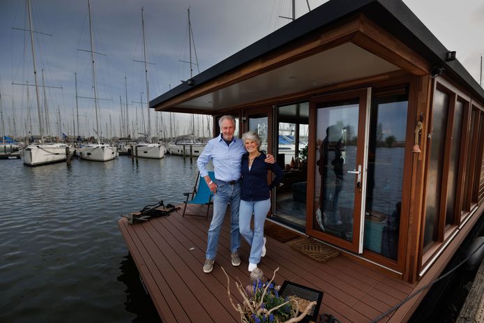 George en Vera Tielen, van White Feather Suite, leven op een woonboot geheel zelfvoorzienend.
