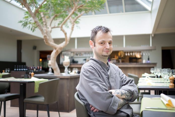 Seppe Dekeyzer in zijn restaurant.