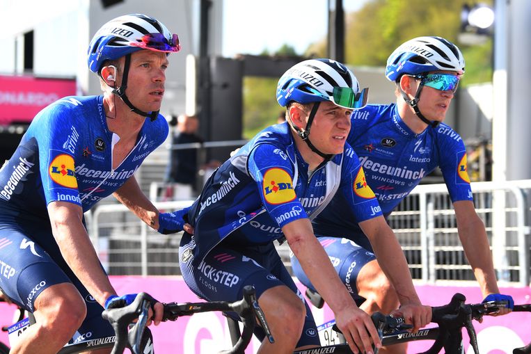 Evenepoel rijdt over de streep tussen ploegmaats Iljo Keisse en Mikkel Honoré. Beeld Getty Images