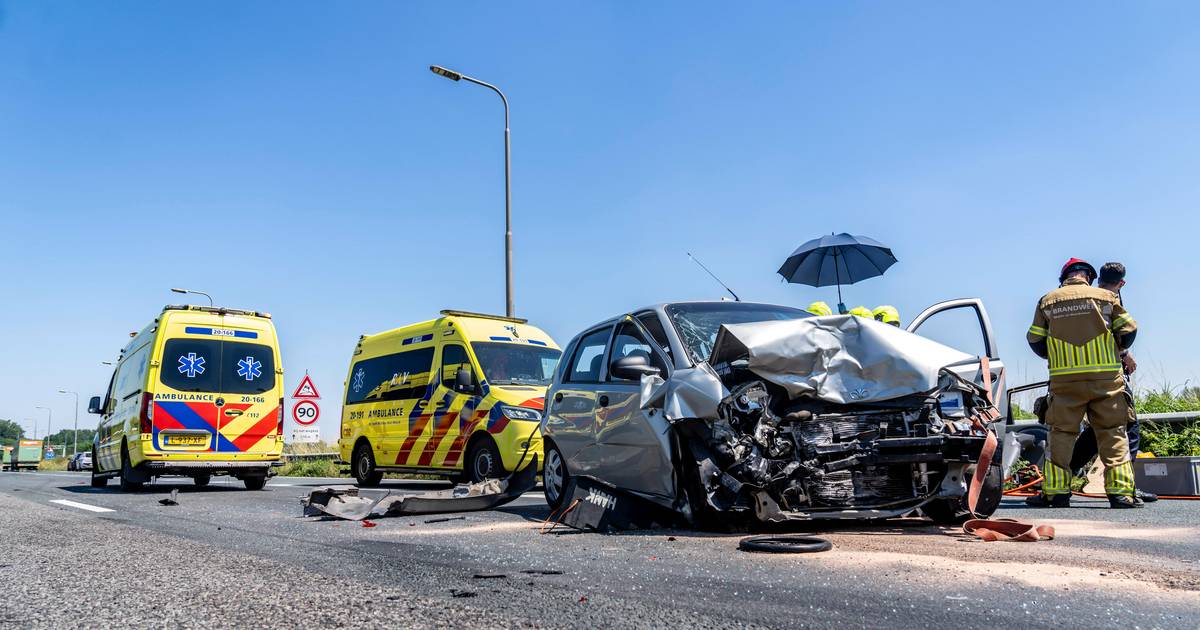 Ongeval met twee autos op de A27: snelweg dicht.