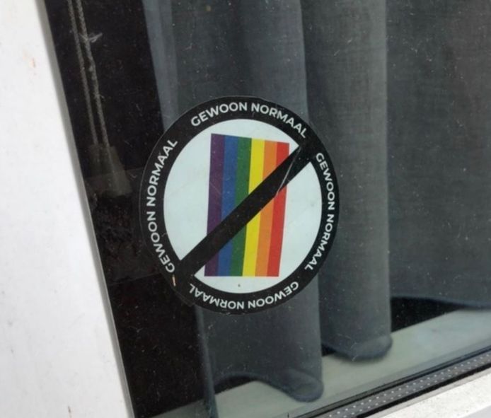 Een streep door de regenboogvlag en de woorden ‘gewoon normaal’. Deze anti-LGBTQ-stickers doken dit weekend op in Antwerpen.