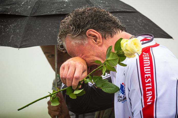 Verdriet bij het monument van Team Westland, een kilometer onder de top van de Col du Tourmalet. Daar leggen deelnemers een roos en een gedenkkeitje met een boodschap voor een dierbare.