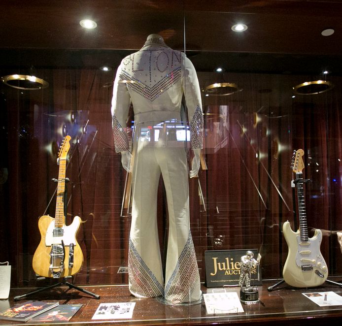 Ook een jumpsuit van Elton John en een gitaar van Jeff Beck werden geveild.