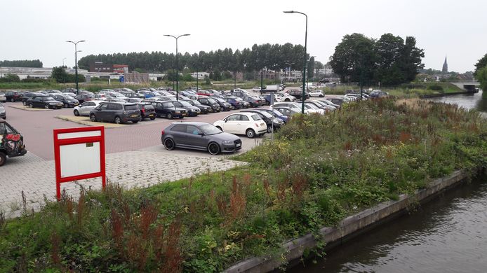 Een van de parkeerplaatsen van P+R Breukelen.