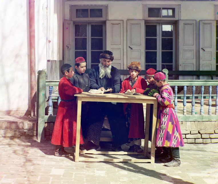 Een  groep Joodse kinderen krijgt les in Samarkand, op een foto van Sergei Mikhailovich Prokudin-Gorskii, 1863-1944. Beeld Universal Images Group via Getty