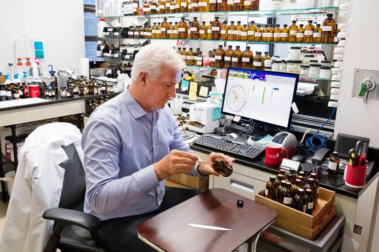 David Apel, oppergeurmeester (Vice President en Senior Perfumer) van Symrise, een Duits chemisch bedrijf dat geuren ontwikkelt. Beeld Symrise