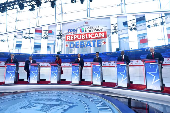 Кандидаты в президенты от республиканской партии, принимавшие участие в дебатах.  Слева направо: Дуг Бургам, Крис Кристи, Никки Хейли, Рон ДеСантис, Вивек Рамасвами, Тим Скотт и бывший вице-президент Майк Пенс.