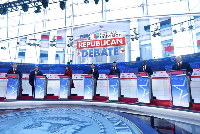 De Republikeinse presidentskandidaten die meededen aan het debat. Vlnr: Doug Burgum, Chris Christie, Nikki Haley, Ron DeSantis, Vivek Ramaswamy, Tim Scott en oud-vicepresident Mike Pence.