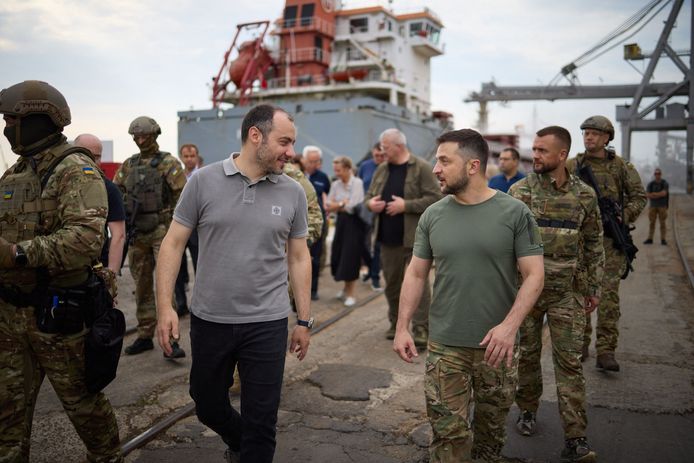 De Oekraïense minister van Infrastructuur Oleksandr Kubrakov (links) en president Volodymyr Zelensky (rechts) tijdens een bezoek aan de haven van Chornomorsk op 29 juli 2022.