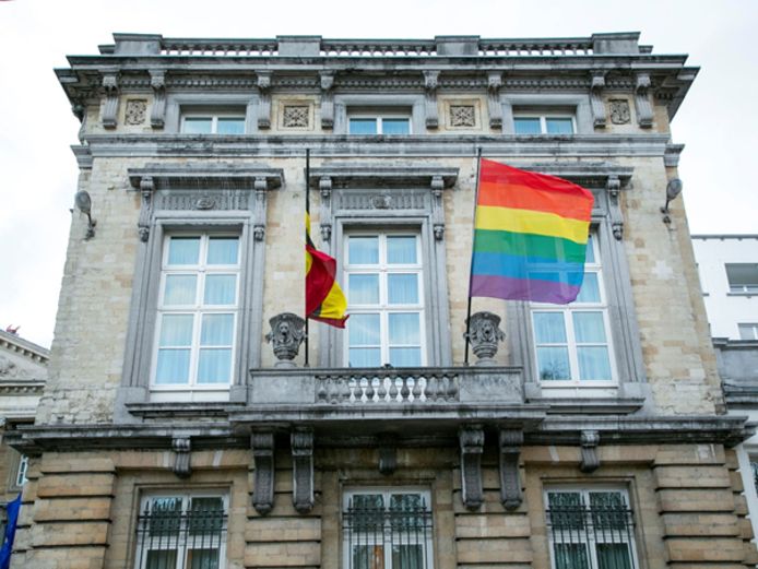 Face au refus de l’UEFA de laisser le stade de Munich, qui accueillera en soirée la rencontre Allemagne-Hongrie du premier tour de l’Euro 2020 de football, s’illuminer aux couleurs de la communauté LGBT, plusieurs lieux emblématiques en Belgique ont arboré le drapeau arc-en-ciel. Le Parlement fédéral en fait partie.
