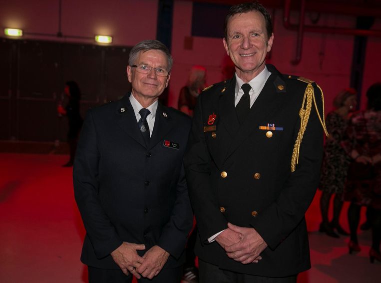 Ed Bosma, directeur Leger des Heils, en brandweercommandant Leen Schaap: 'Meer vrolijke brandweermannen.' Beeld Amaury Miller