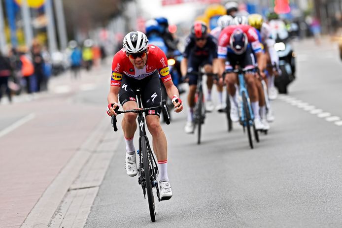 Andermaal gaat Asgreen solo. Van der Poel & co bijten hun tanden stuk op de Deen.