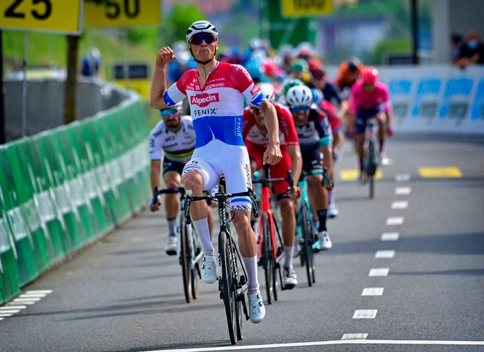 Mathieu van der Poel neemt geen risico en stapt af in ...