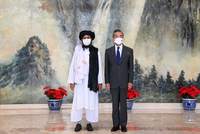 In juli had talibanleider Mullah Abdul Ghani Baradar al contact met de Chinese buitenlandminister Wang Yi in China.  Beeld AP