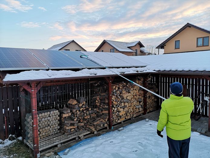 Je zonnepanelen sneeuwvrij maken, is dat eigenlijk wel nodig?