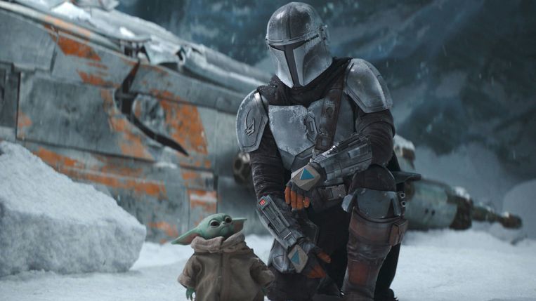 De Mandalorian (Pedro Pascal) met zijn jonge metgezel ('Baby Yoda'). Beeld Disney