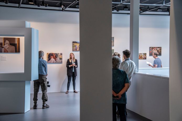 Donderdag was er een presentatie over het werk van de Afrikaanse fotografen. Vanaf 1 juni is de expositie voor iedereen te zien.
