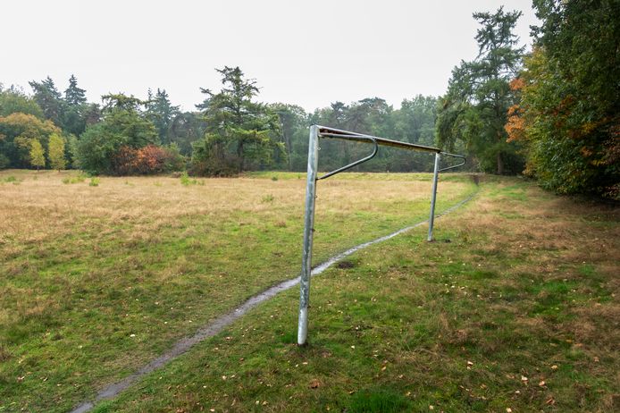 De komst van 250 tot 300 asielzoekers op dit voormalige voetbalveld in Ermelo laat langer op zich wachten.