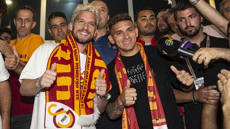 Dries Mertens en Lucas Torreira werden dit weekend laaiend enthousiast onthaald door fans  in Istanboel.  Beeld Twitter