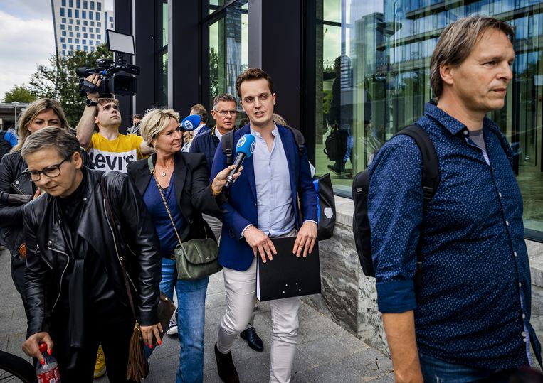  Sywert van Lienden (2eR) verlaat de rechtbank van Amsterdam samen met zakenpartner Camille van Gestel (R).  Beeld ANP /  ANP