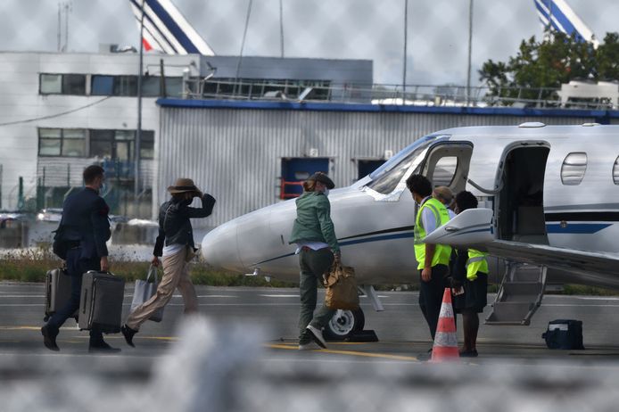 Brad Pitt neemt in de luchthaven Le Bourget een privéjet naar Zuid-Frankrijk met het Duitse model Nicole Poturalski.