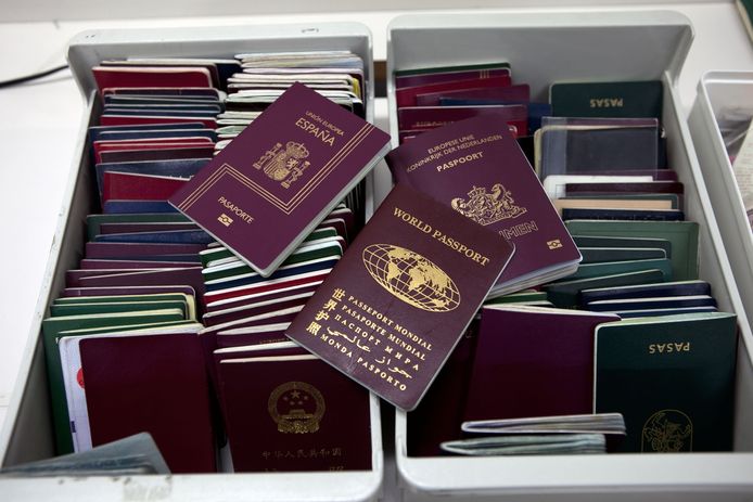 De Koninklijke Marechaussee heeft vorig jaar 1465 valse reis-, verblijfs- en identiteitsdocumenten aan de Nederlandse grenzen onderschept.