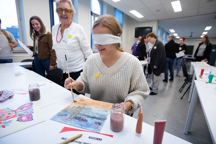 PXL-studenten ergotherapie maken blind kunstwerken voor goede doel