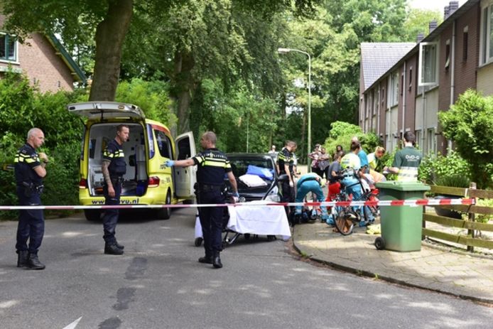 Hulpverlening en politie na de steekpartij aan de Jordanlaan in Zeist.