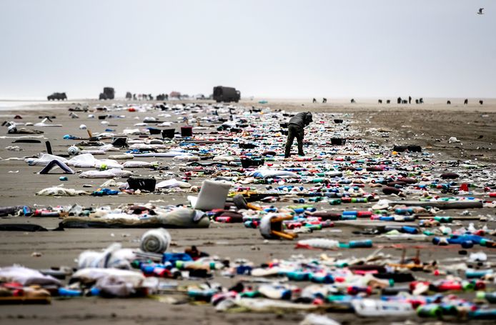 Spullen op het strand die zijn aangespoeld nadat het vrachtschip MSC Zoe 270 containers was verloren.