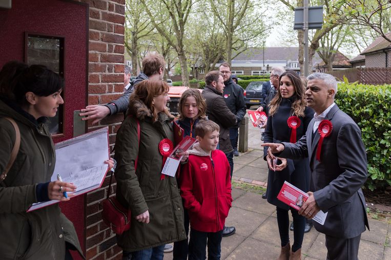 De burgemeester van Londen, Sadiq Khan (rechts), en Labourparlementariër Rosena Allin-Khan (naast hem) gaan met partij-acivisten langs de deuren in Wandsworth.  Beeld HH