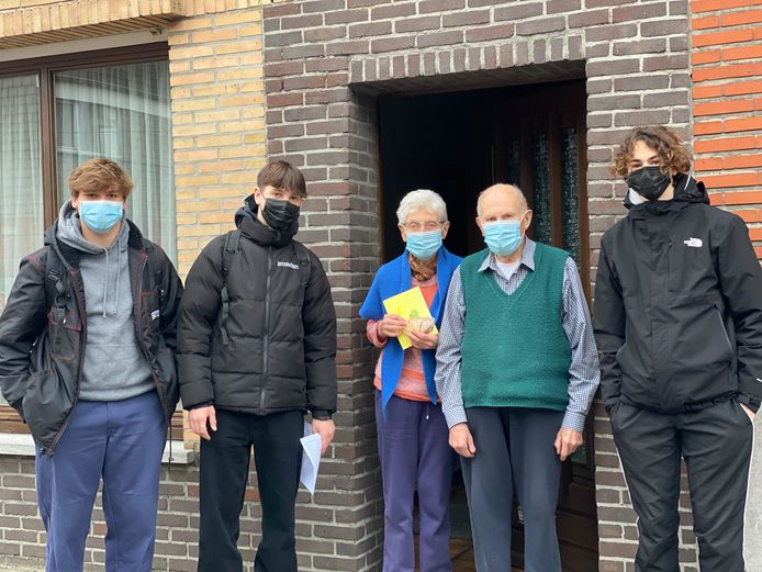 Jules Bril, Thano Devos en Quinten Dhondt van het Sint-Janscollege brachten een bezoekje aan Bea De Reu en haar man Marcel Bracquine.
