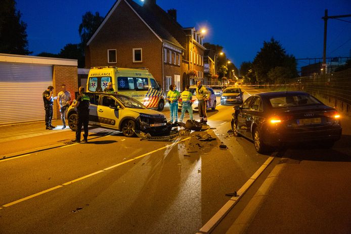 Auto's frontaal op elkaar in Roosendaal.