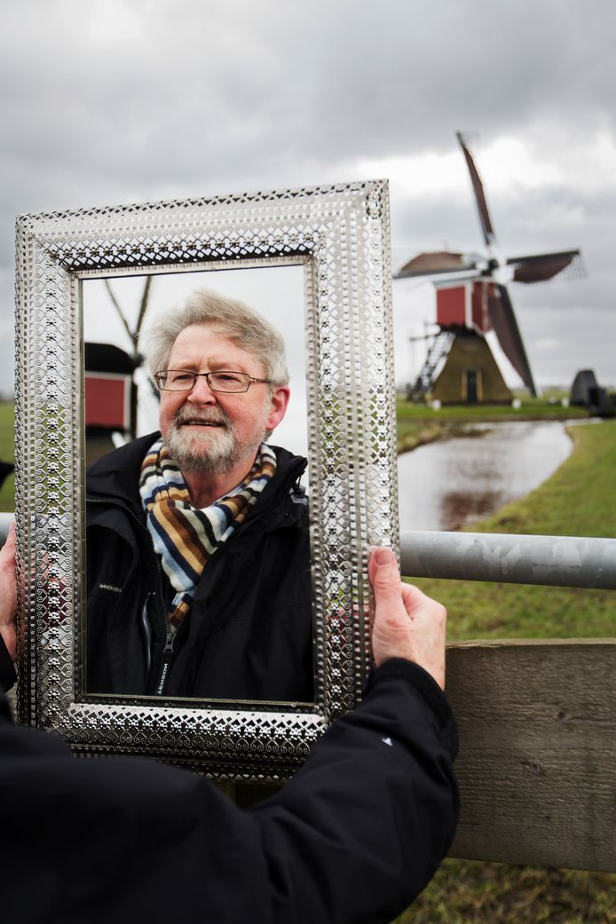 Arie Meerburg, door Marlies Wessels in 2015 geportretteerd met in de spiegel de Doesmolen en rechtsachter de Kalkmolen.