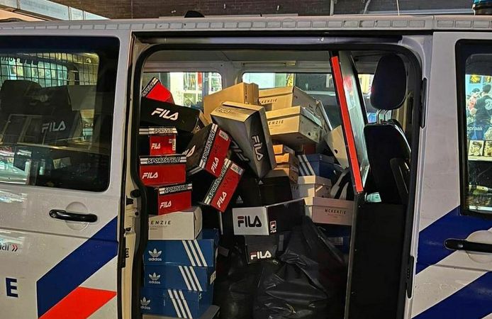 Een voorraad namaakkleding die door de politie in beslag werd genomen bij een kapsalon in Eindhoven.