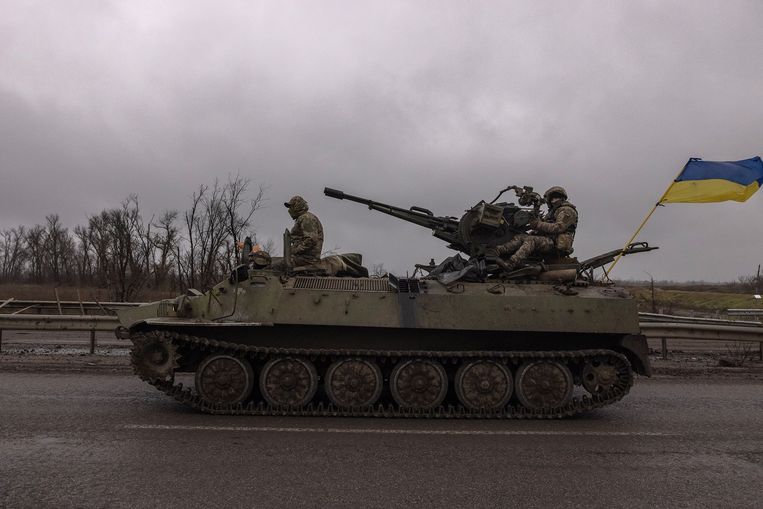 Oekraïense soldaten op een weg buiten Cherson. Op 11 november trokken Oekraïense troepen Cherson binnen, nadat het Russische leger zich had teruggetrokken. Beeld ANP / EPA
