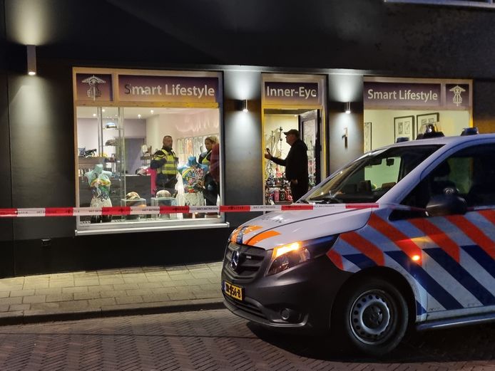 Het is niet bekend of de dader wat heeft buitgemaakt.