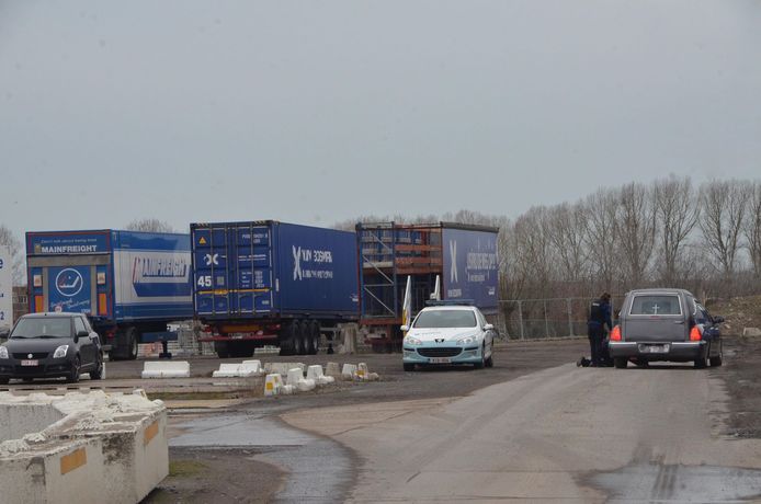 Er is een dodelijk arbeidsongeval gebeurd bij een transportfirma in Oostende.