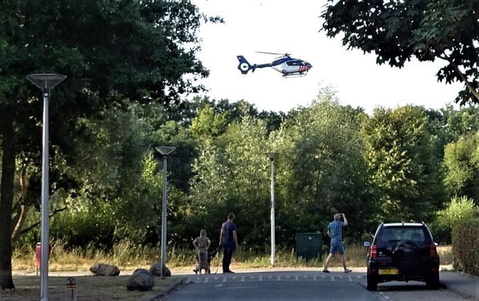 De politiehelikopter doet vanuit de lucht sporenonderzoek.