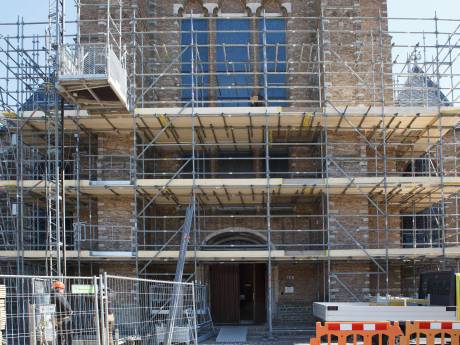 Iedere steen en voeg wordt gekeurd: Wouwse Lambertuskerk in de steigers voor monsterklus