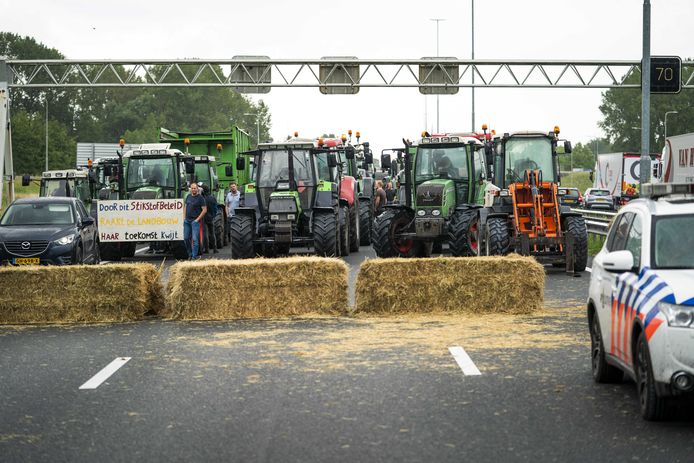 Boeren voeren op de snelweg A2 actie tegen het stikstofbeleid van het kabinet.